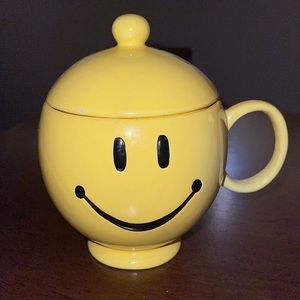 Vintage smiley face mug with lid